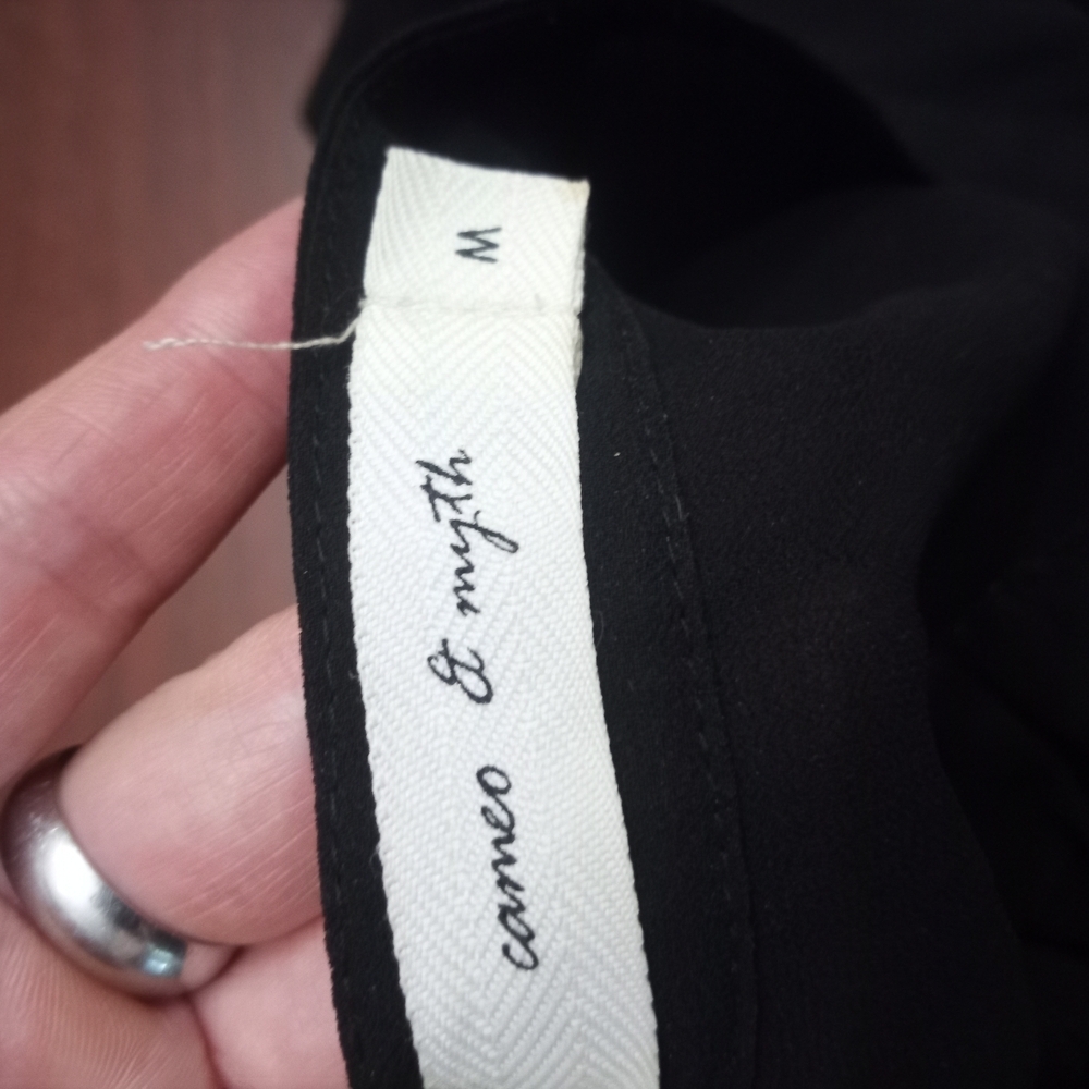 Cameo Black Top - Picture 2 of 2